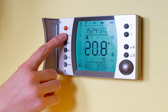 Programmable thermostat upgrading benefits Benefits of upgrading to a programmable thermostat